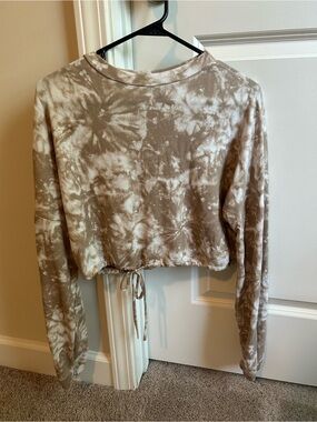 Windsor Taupe and White Tie-Dye Cropped Drawstring Sweatshirt